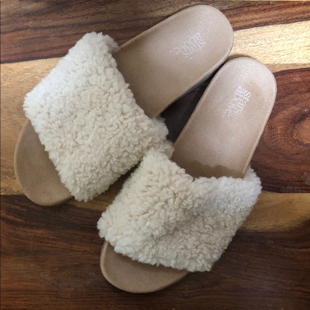 VGUC stars above Cream Faux-Shearling Slide Sandals